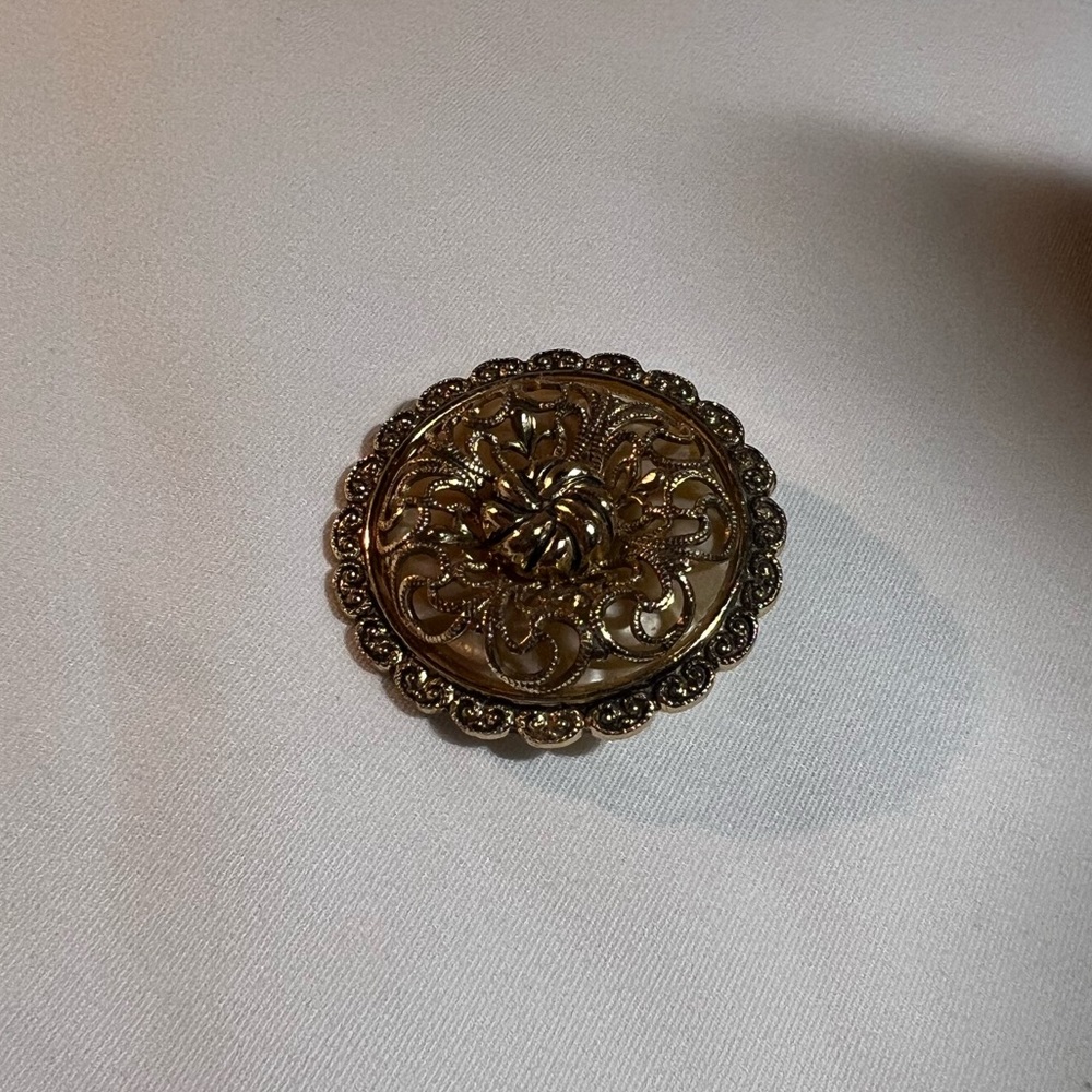 Golden Brooch - Picture 2 of 5